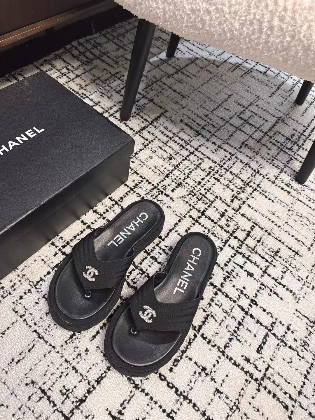 👟👟Ex-factory price 502👟👟 High version Chanel new color thick-soled slippers, easy to wear and versatile, must-have high-end tool shoes in summer, upper lambskin & customized denim, lining calfskin, original outsole Size: 35-39 (customized for 40, non-refundable)